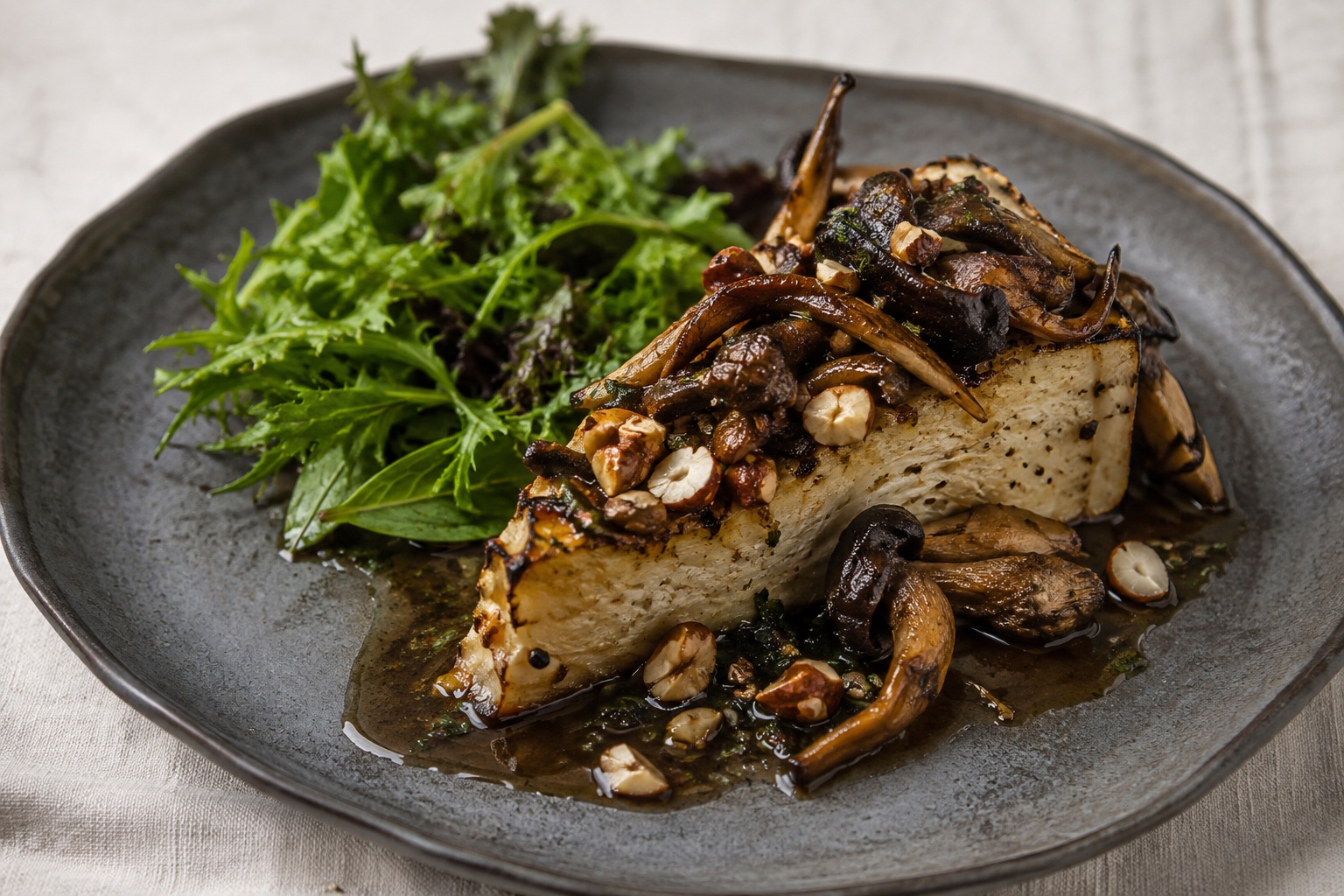 Céleri rôti accompagné de champignons sauvages et de noisettes